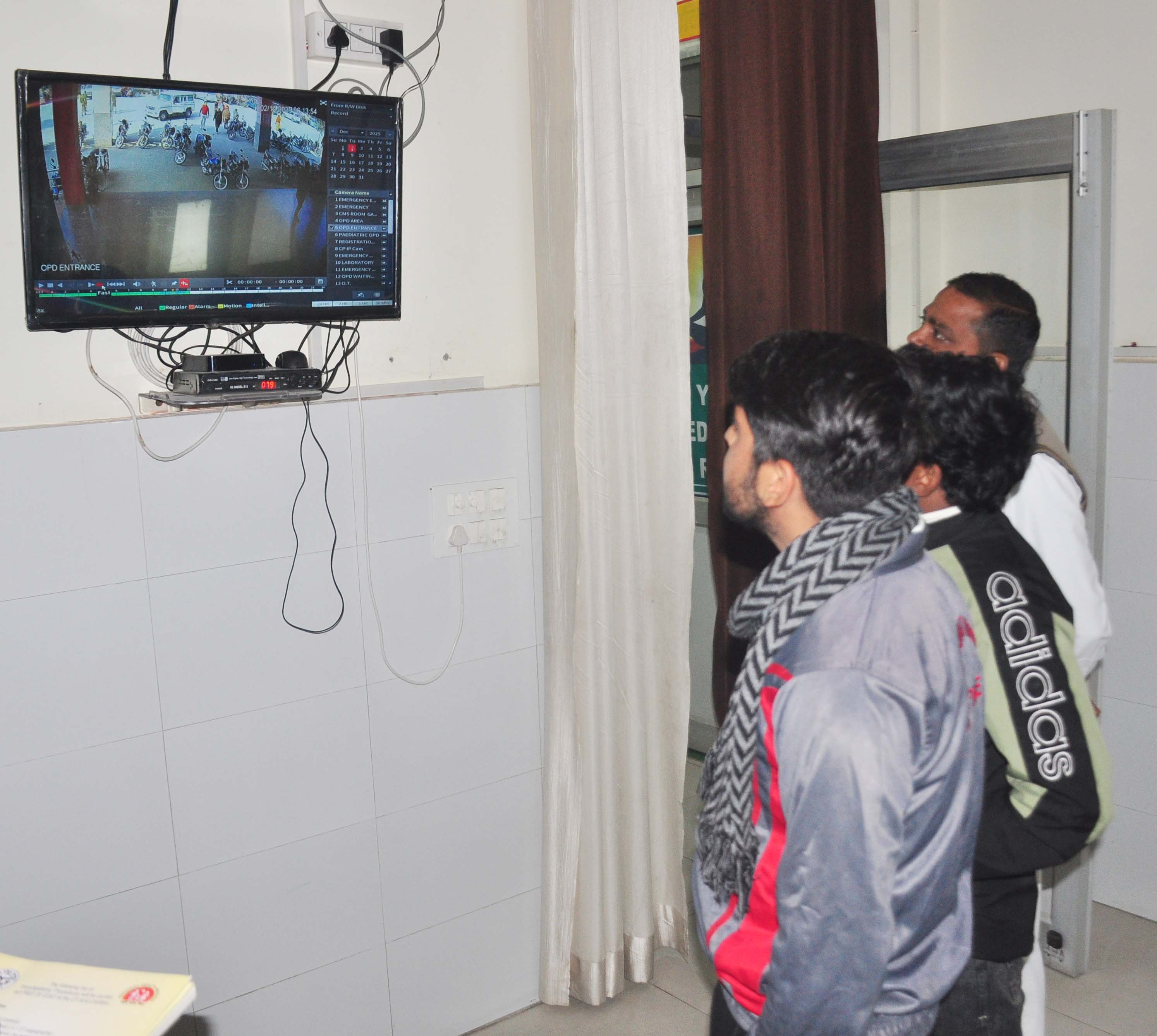 शामली: जिला अस्पताल से बाइक चोरी, CCTV में कैद हुआ आरोपी