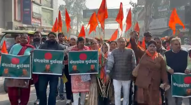 मुजफ्फरनगर: बांग्लादेशी हिंदुओं पर अत्याचार के खिलाफ क्रांति सेना का हल्ला बोल; फूंका झंडा, दी चेतावनी