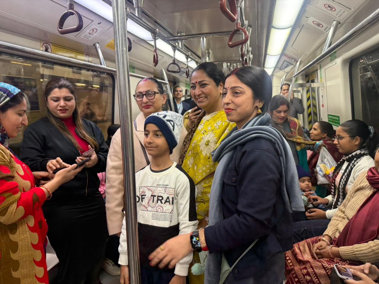 मुख्यमंत्री रेखा गुप्ता की अनोखी पहल: मेट्रो से सफर कर पहुँचीं अटल चौक, पूर्व पीएम को दी भावभीनी श्रद्धांजलि