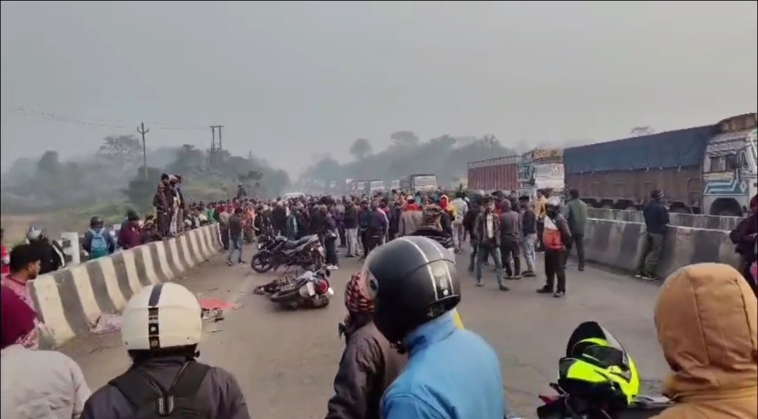  बालू तस्कर ने बाइक सवार को रौंदा, पिता की मौत, बेटी बाल-बाल बची