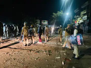 जयपुर- चौमूं में मस्जिद विवाद के बाद तनाव: पुलिस पर पथराव में 6 जवान घायल,  इंटरनेट सेवाएं निलंबित - रॉयल बुलेटिन