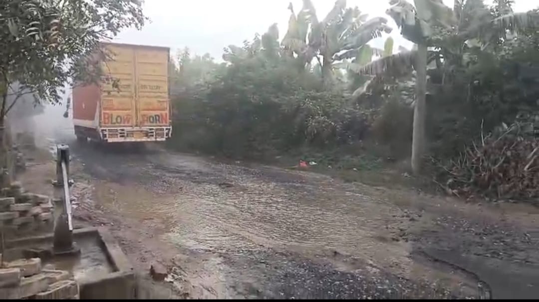 फर्रुखाबाद में रजबहे का पानी ओवर फ्लाे हाेकर खेताें में पहुंचा, सैकड़ों बीघा फसल जलमग्न