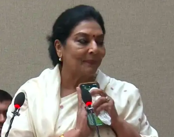 संसद परिसर में कुत्ता लेकर पहुँची कांग्रेस सांसद रेणुका चौधरी: बोली-'काटने वाले संसद में, कुत्ते नहीं'; BJP ने जताई आपत्ति