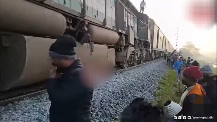 असम में हाथियों से टकराने के बाद राजधानी एक्सप्रेस पटरी से उतरी