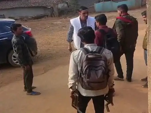   बिजली काटने गया लाइनमैन बना बंधक, चार घंटे तक दबंगों के कब्जे में रहा कर्मचारी