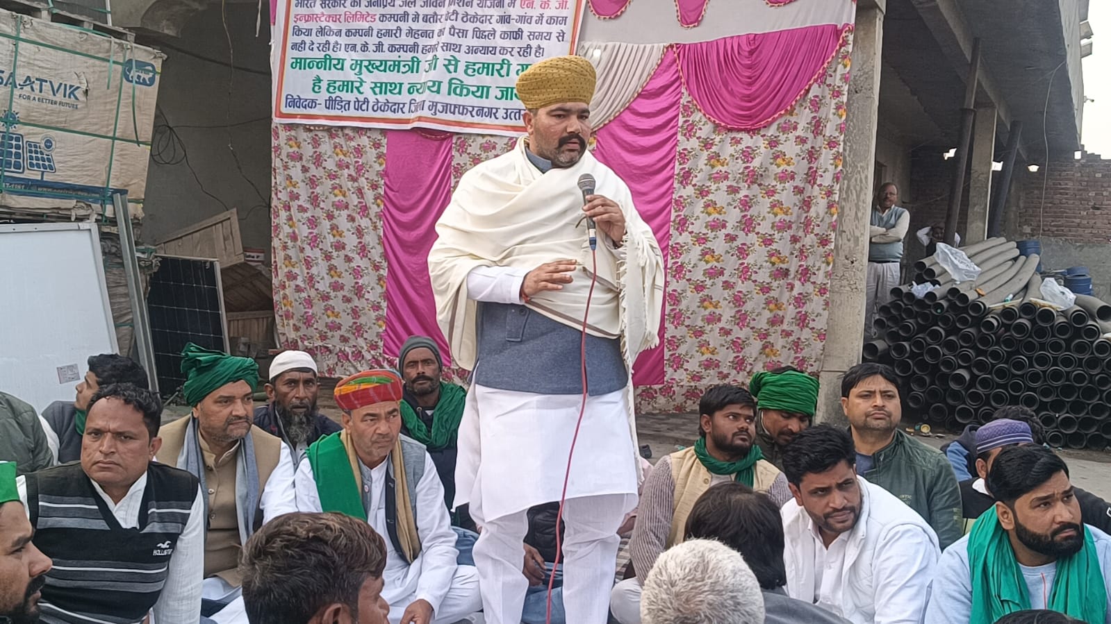 मुजफ्फरनगर: बकाया भुगतान को लेकर ठेकेदारों का अनिश्चितकालीन धरना; एसडीएम ने दिया समाधान का आश्वासन