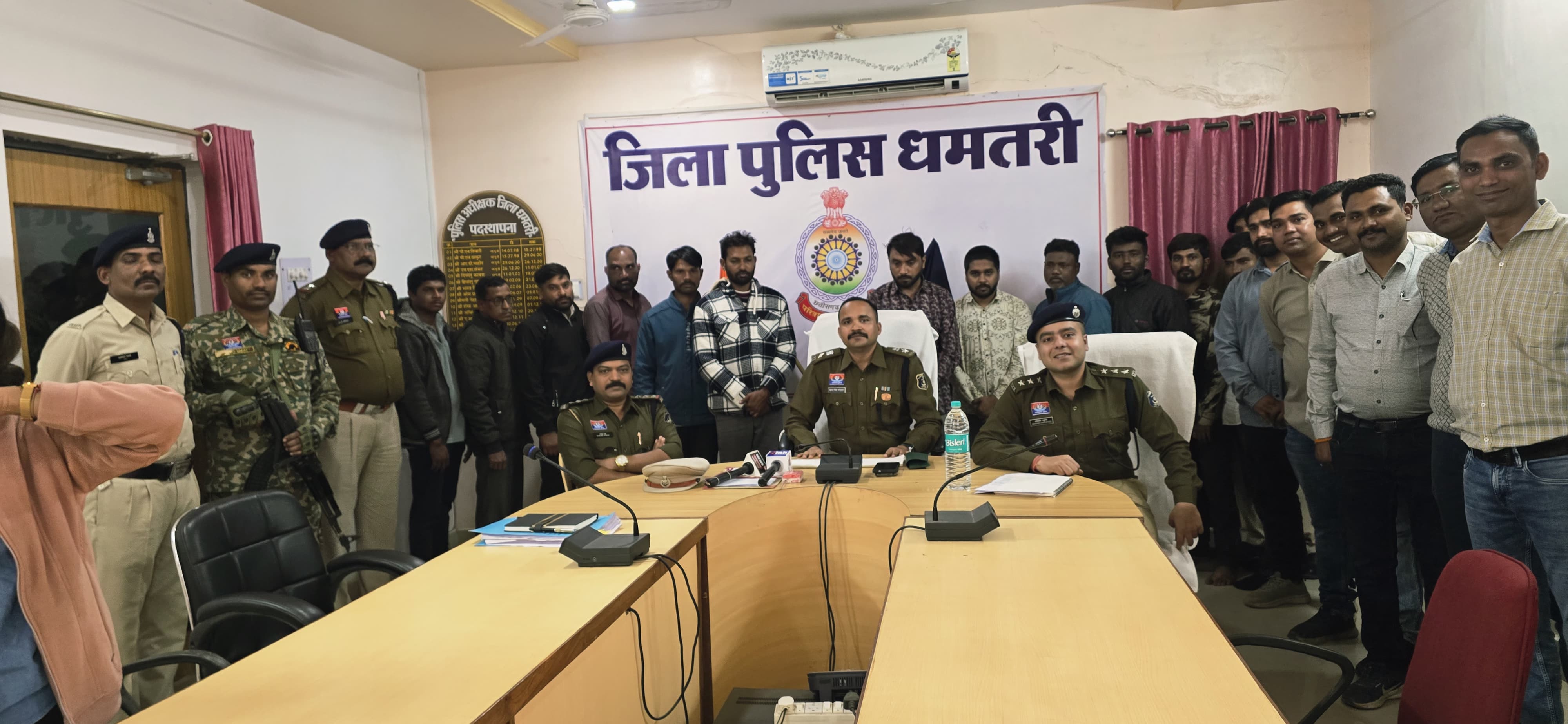  पुलिस को मिली बड़ी सफलता, फर्जी इनकम टैक्स अधिकारी बनकर करते थे छापेमारी..12 आरोपित गिरफ्तार