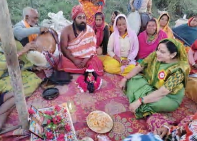 बिजनौर-बैराज मार्ग पर अंडरपास बनाने की मांग..धरना जारी..ग्रामीणों ने किया हनुमान चालीसा का पाठ