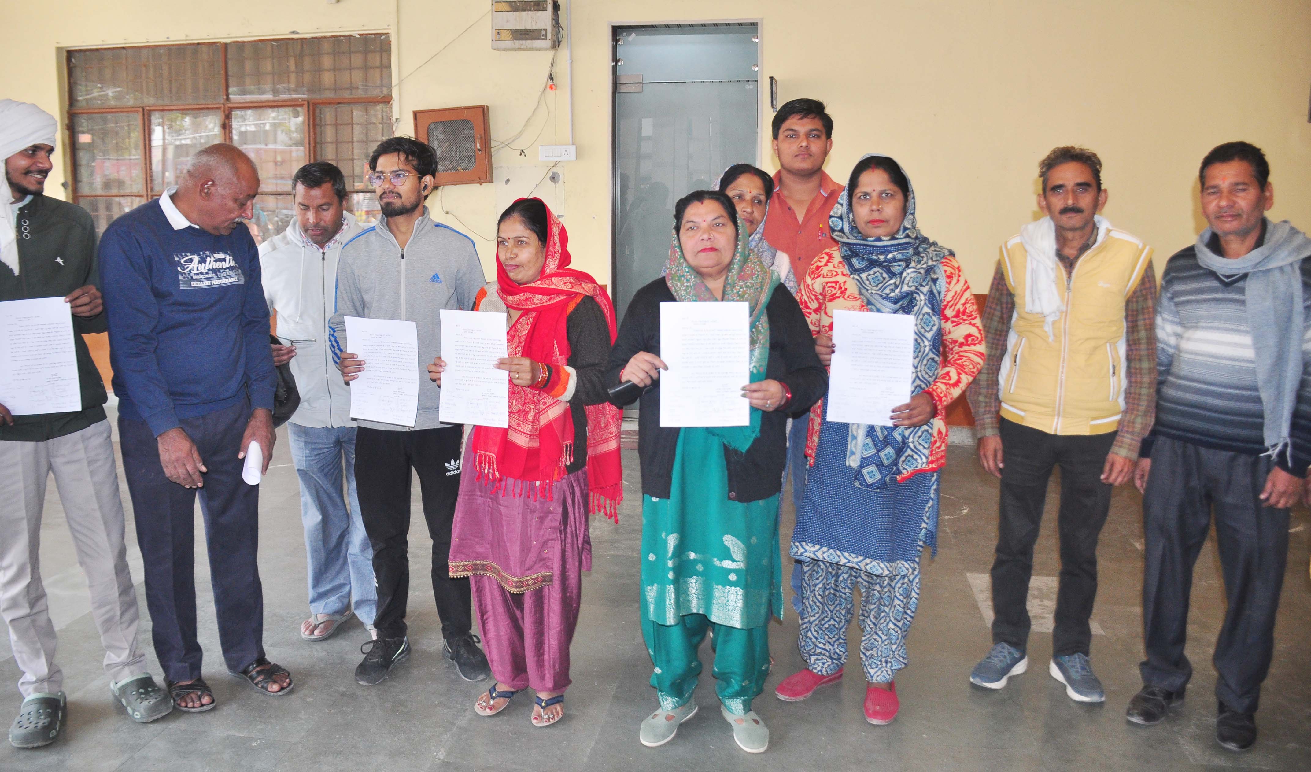 शामली: अधूरा नाला और जलभराव से परेशान नागरिकों ने DM को सौंपा शिकायती पत्र