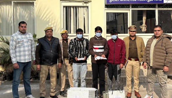 नोएडा पुलिस ने 13 शातिर अपराधियों को किया गिरफ्तार, मोबाइल टावर चोरी, अवैध शराब व असलहा बरामद