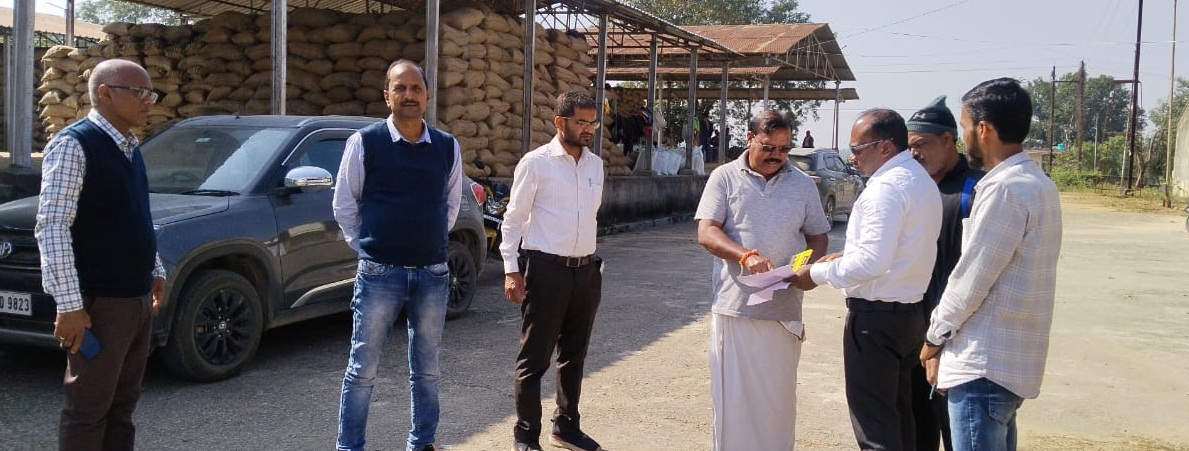 बलरामपुर : लूंगी में धान खरीद केन्‍द्र पहुंचे एसडीएम नेताम, अभिलेखों व भंडारण स्थल की बारीकी से की जांच