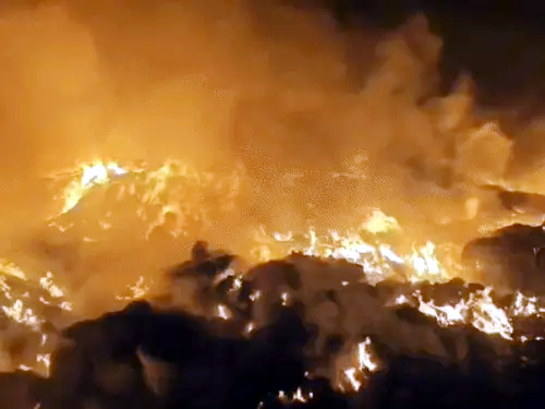 फरीदाबाद कबाड़ी मार्केट में लगी भीषण आग: धू-धू कर जले कई गोदाम, लाखों का माल स्वाहा 