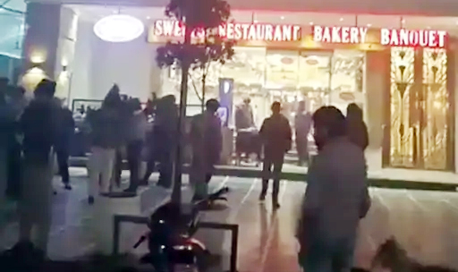 फरीदाबाद : शार्ट सर्किट से मिलन रेस्टोरेंट में लगी आग..कर्मचारियों में अफरा-तफरी मची