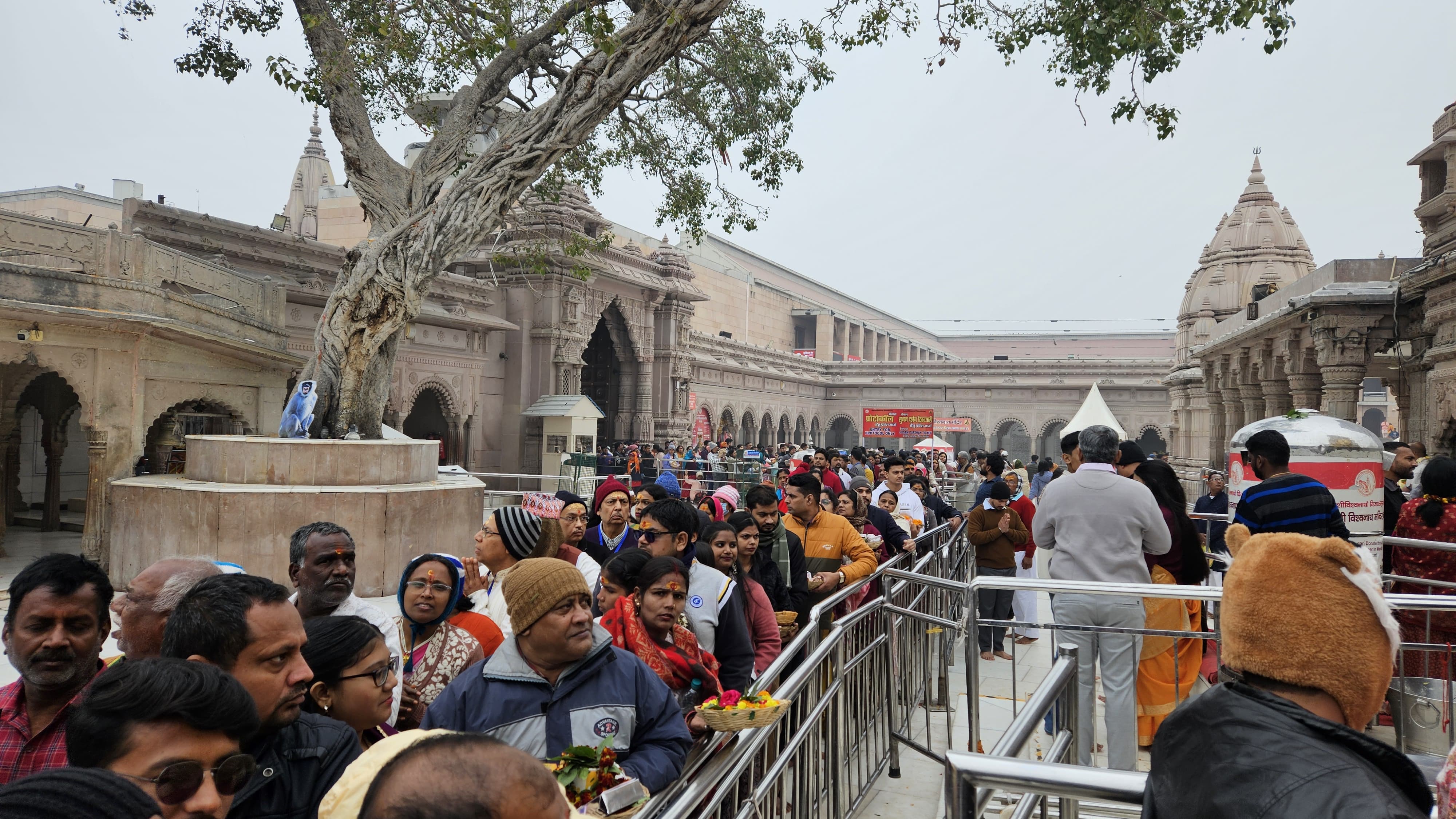 वाराणसी में श्रद्धालुओं का सैलाब, 20 लाख से अधिक लोगों ने किए बाबा विश्वनाथ के दर्शन