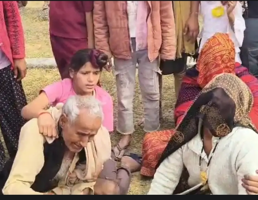 औरैया में मिट्टी का टीला ढहने से महिला की दर्दनाक मौत, दो माह में अनाथ हुए दोनाें बेटे