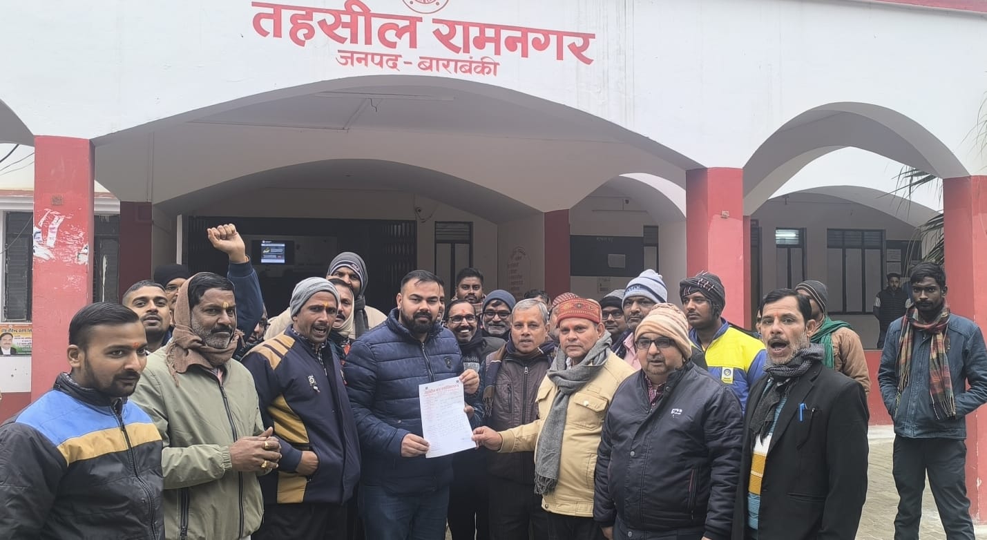 बाराबंकी: हिंदुओं पर अत्याचार के विरोध में अधिवक्ताओं ने बांग्लादेश सरकार का फूंका पुतला