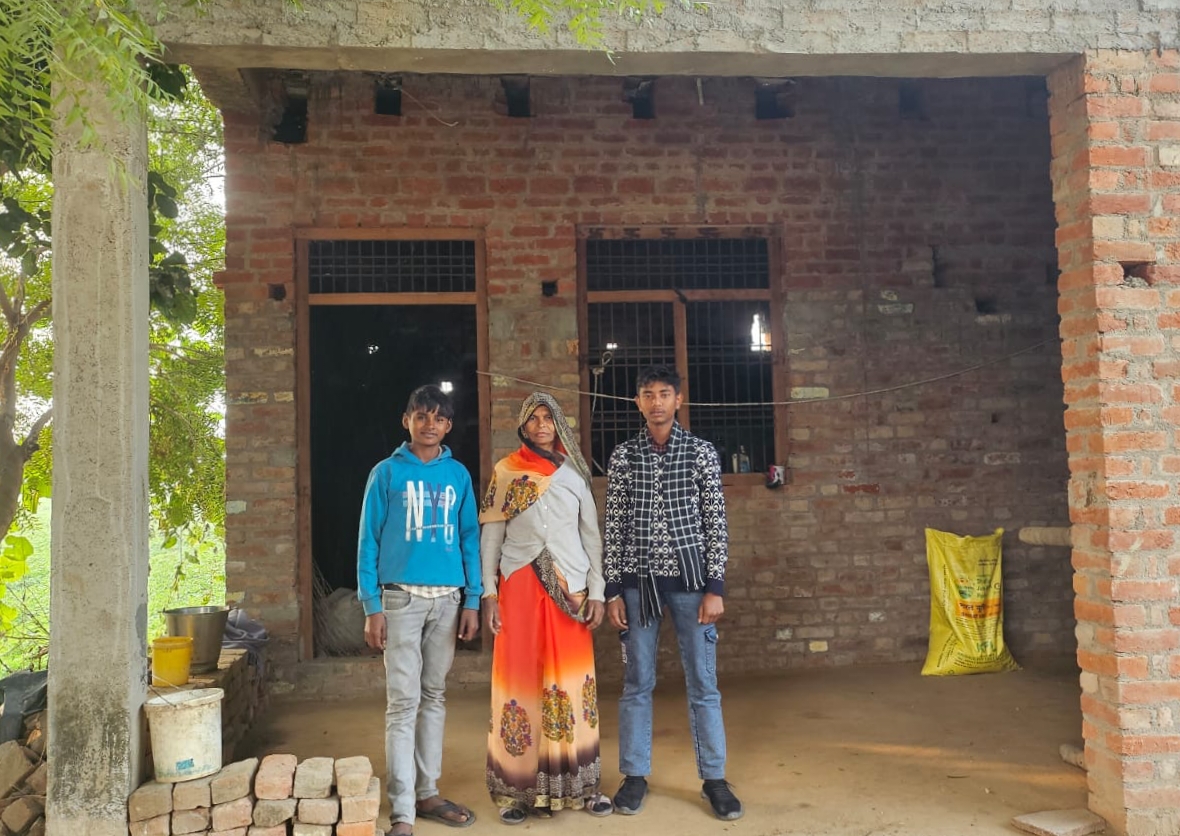 संकट में सहारा बनी योगी सरकार, झुग्गी से पक्के मकान में पहुंची माया देवी, चेहरे पर आई खुशी