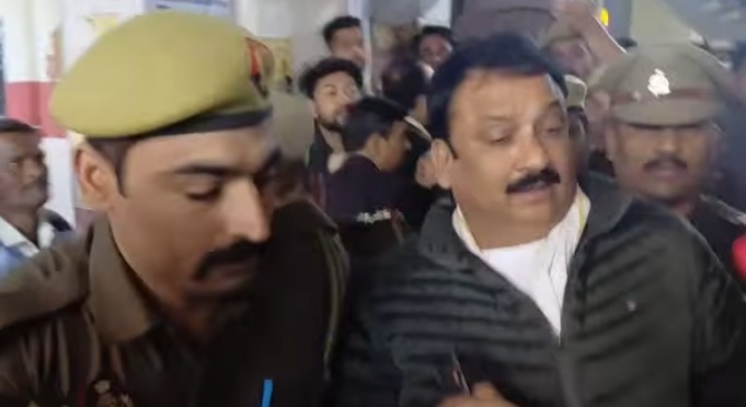 सत्ताइस दिन से फरार सपा के पूर्व विधायक ने फिल्मी अंदाज में न्यायालय में किया समर्पण..दर्ज हैं 65 मुकदमें