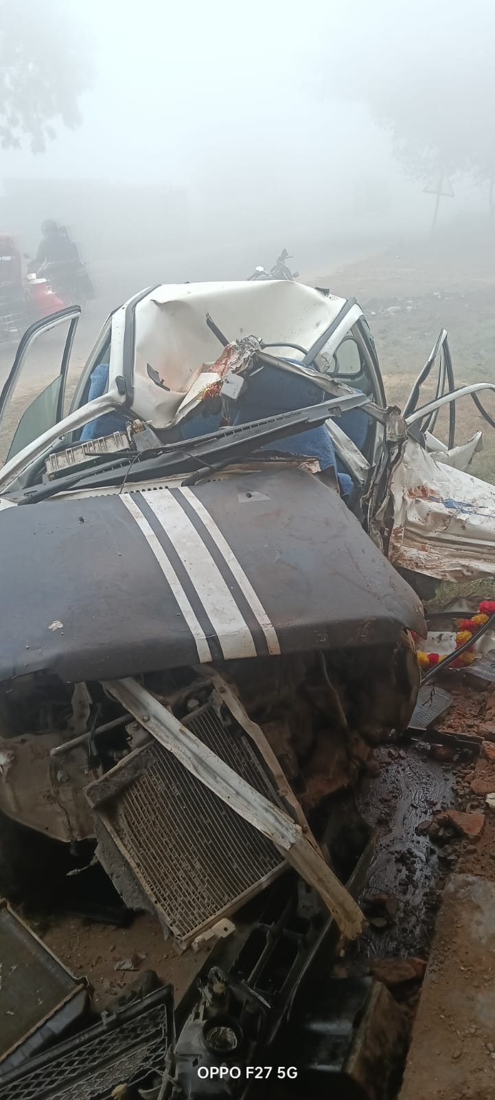 बलिया में सड़क किनारे दुकान में घुसी कार, दो की मौत..दो लोग गंभीर रुप से घायल