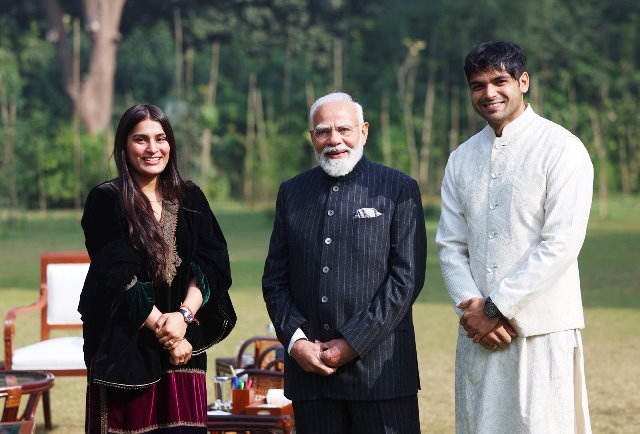 ओलंपिक स्वर्ण पदक विजेता नीरज चोपड़ा ने पत्नी के साथ प्रधानमंत्री से की मुलाकात,पीएम ने नवविवाहित जोड़े को दिया आशीर्वाद, वायरल हुई तस्वीरें