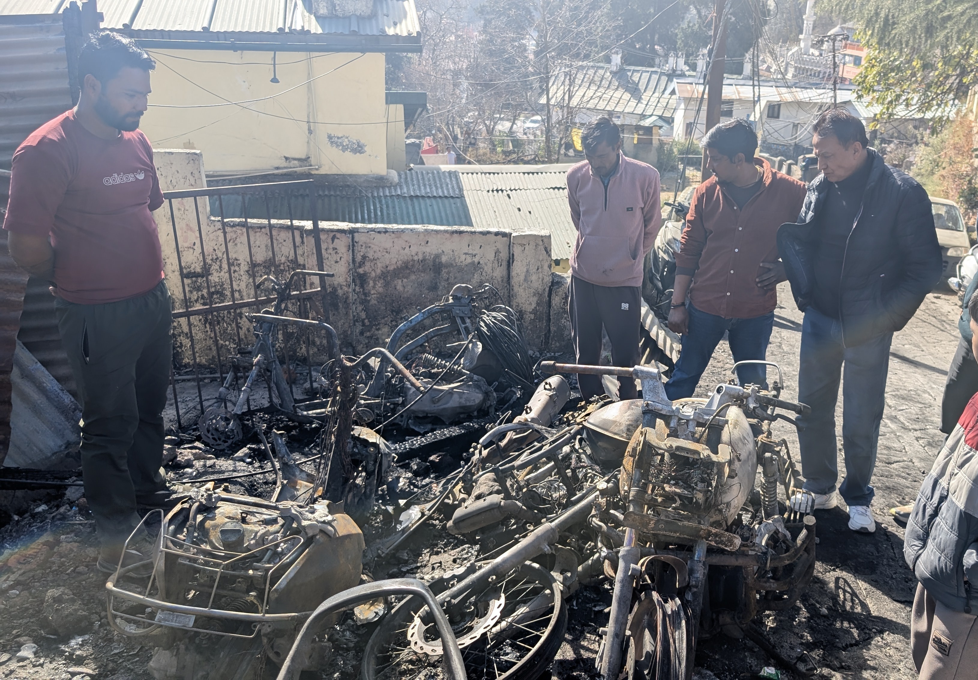 नैनीताल में हाहाकार: भीषण आग की चपेट में आए 6 वाहन, पेट्रोल टैंक फटने से हुए धमाकों ने हिलाया शहर