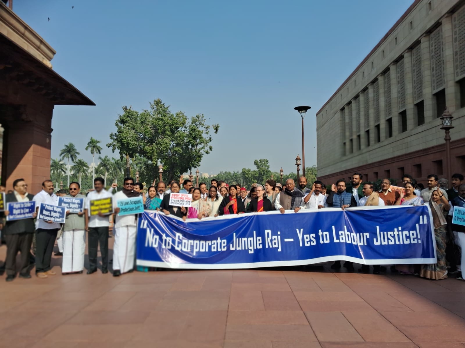 संसद: शीतकालीन सत्र में 'इंडी' गठबंधन का प्रदर्शन, नए श्रम कानूनों के खिलाफ नारेबाजी