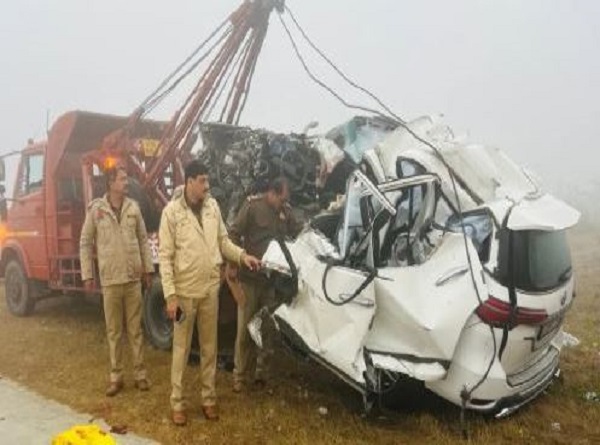 आगरा- लखनऊ एक्सप्रेसवे पर सड़क हादसा, चार की माैत..फाॅर्च्यूनर कार के एयरबैग खुलने के बाद भी नहीं बचा काेई 