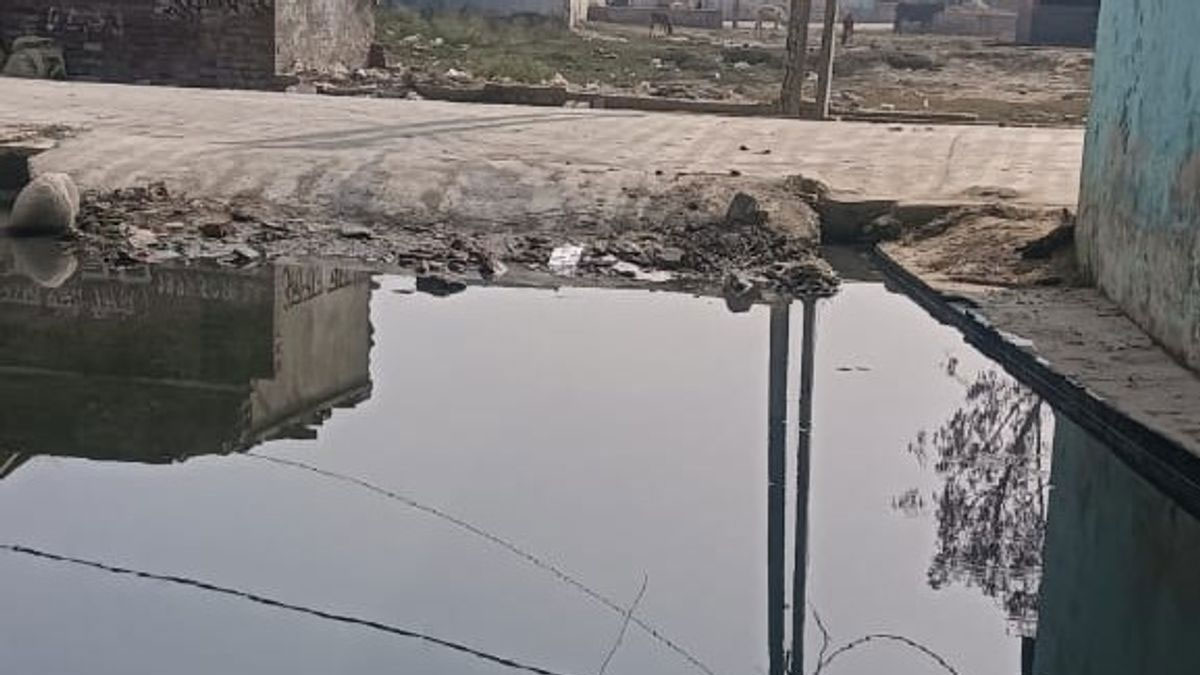 अमरोहा के तिगरी गांव में सड़कें जलमग्न: ग्रामीणों का जनजीवन ठप, बच्चों और स्वास्थ्य के लिए गंभीर खतरा