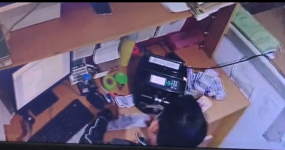 बैंक कैशियर ने जमाकर्ता के उड़ाए रूपये, सीसीटीवी से हुआ खुलासा