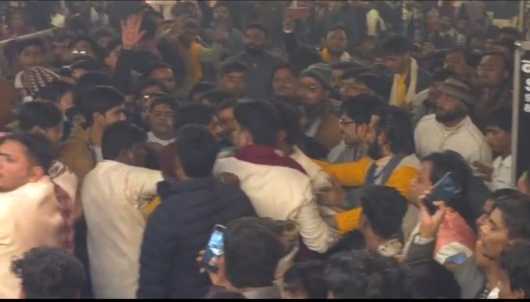 फर्रुखाबाद: भजन संध्या में जमकर मारपीट,अफरा-तफरी मची.. पुलिस कर्मी सेल्फी लेने में रहे मस्त