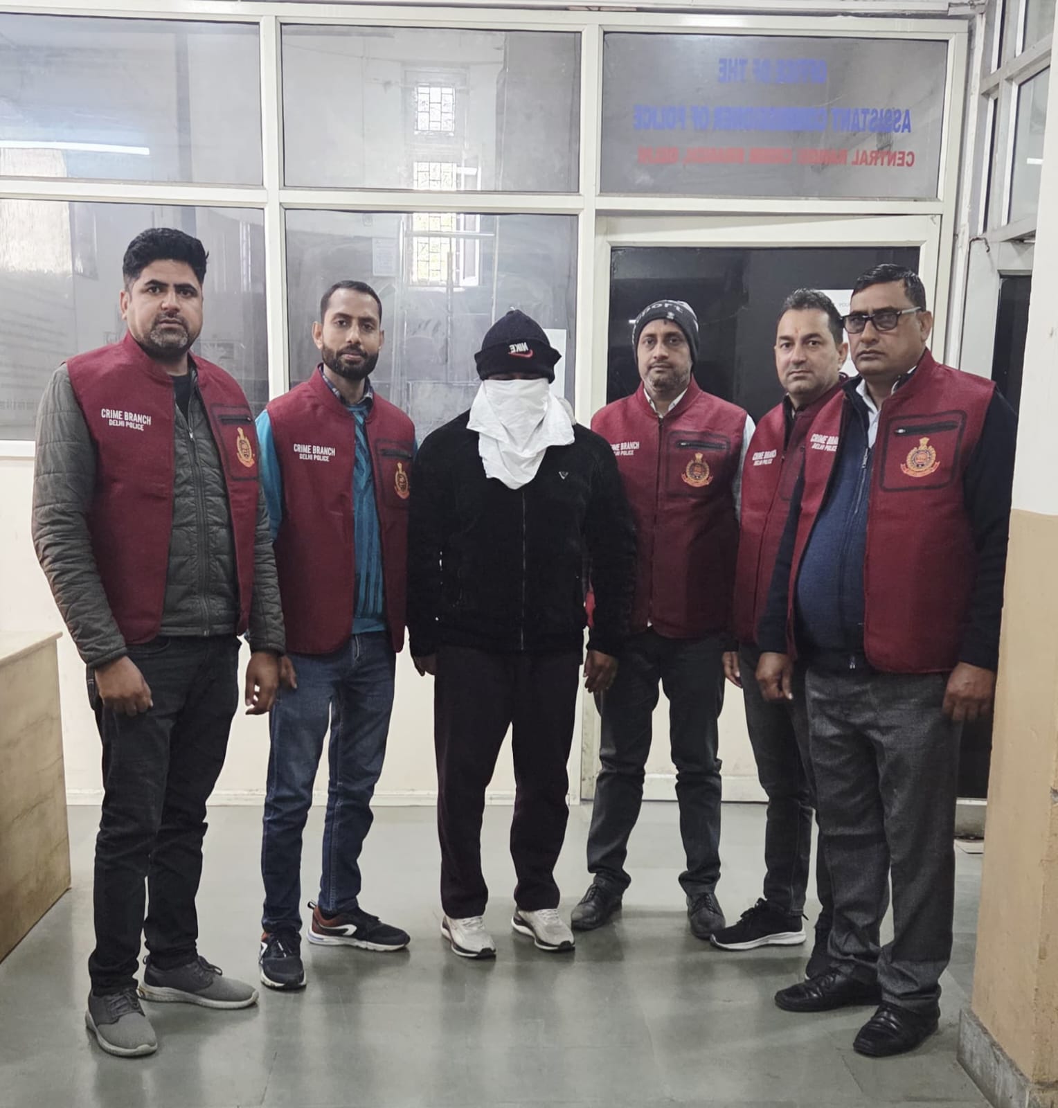 फर्जी इनकम टैक्स रेड के जरिए 1 किलो सोने की चोरी करने वाला वांछित आरोपित गिरफ्तार, 130 ग्राम सोना बरामद