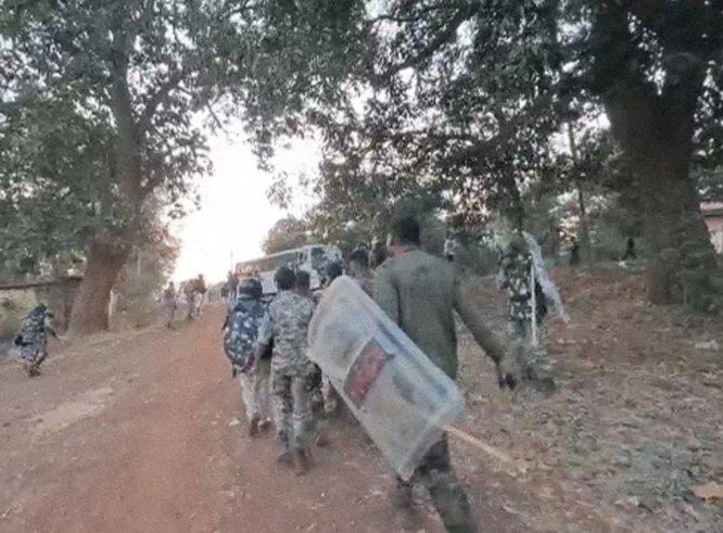 धर्मांतरित का शव दफनाने को लेकर हुई हिंसक झड़प के बाद  गांव छावनी में हुआ तब्दील, स्थिति नियंत्रण में