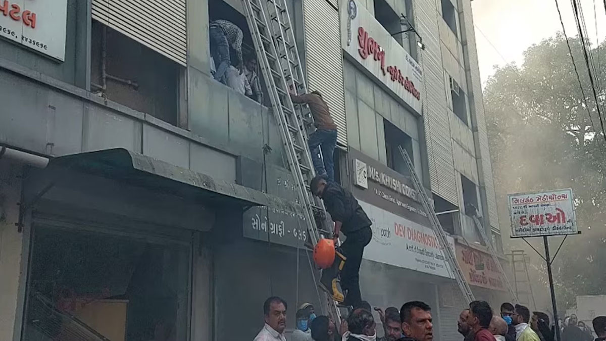 भावनगर में बड़ा हादसा टला: पैथोलॉजी लैब में भीषण आग, 10- 15 अस्पतालों तक फैली लपटें- शीशा तोड़कर बचाए गए 20 से ज्यादा मरीज