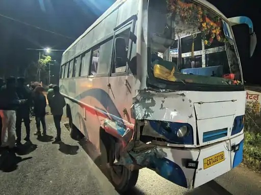 हाईवे पर तेज रफ्तार बस ने बाइक को मारी टक्कर, दो युवकों की मौत, एक गंभीर