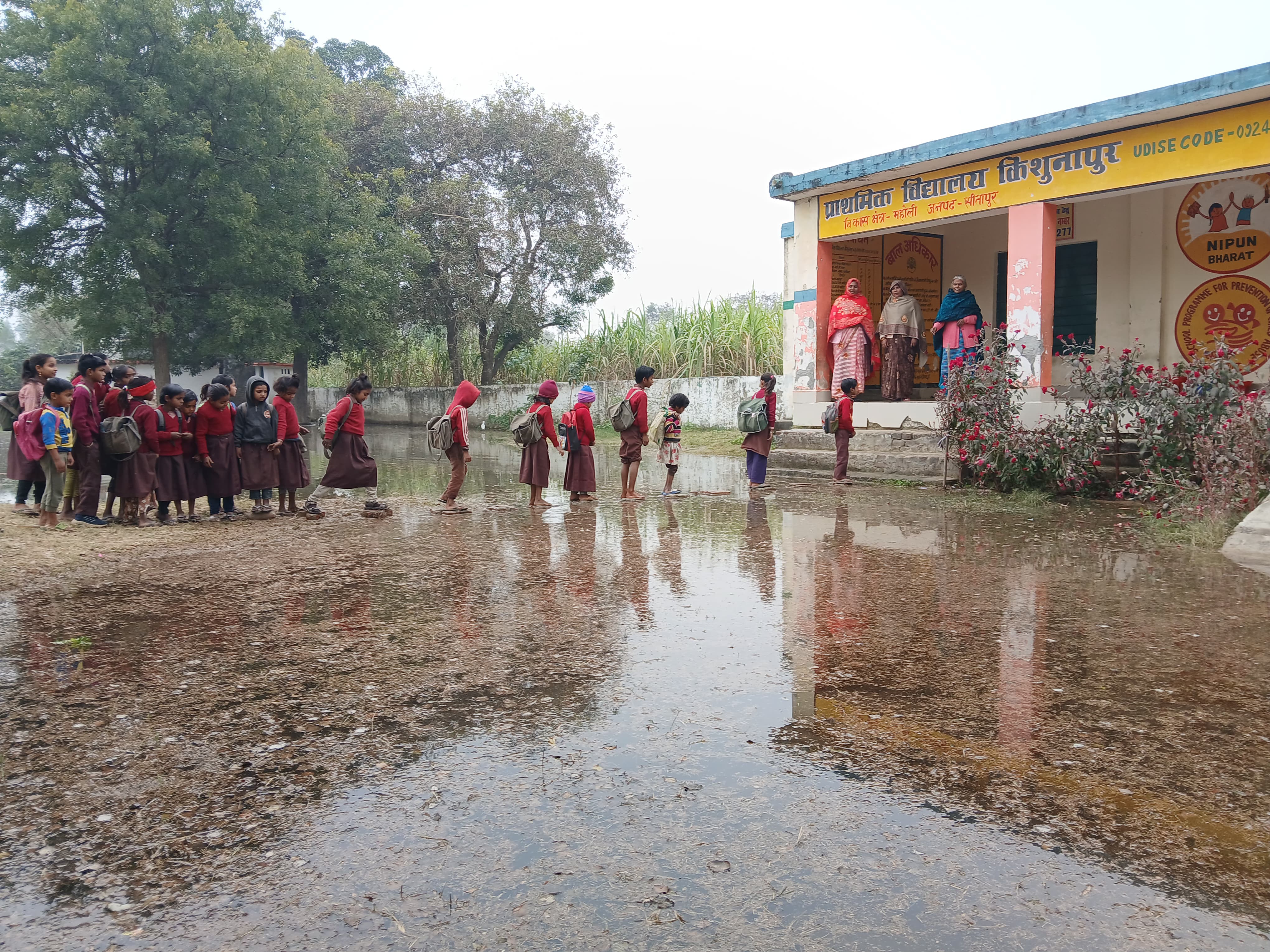लापरवाही की हद: बंद माइनर में छोड़ा पानी, प्राथमिक विद्यालय हुआ जलमग्न; बच्चों की छुट्टी