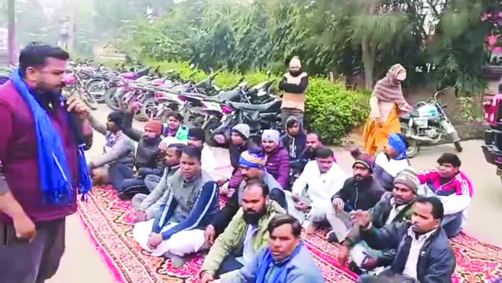 सिडकुल में घायल कर्मचारी की कंपनी ने नहीं दी मदद, भीम आर्मी ने किया प्रदर्शन