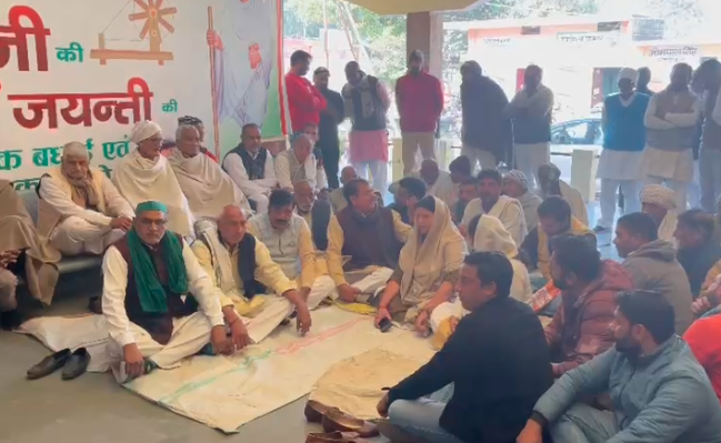 शामली मे मात्र आठ किलोमीटर की दूरी पर किसानों से वसूला जा रहा दोगुना भाड़ा, कलेक्ट्रेट पर धरने पर बैठे भैंसवाल के गन्ना किसान