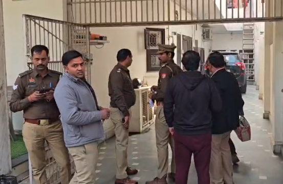 गाजियाबाद में बाइक सवार बदमाशों ने महिला से लाखों की ज्वेलरी छीनी, इलाके में सनसनी