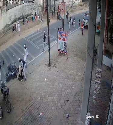 मुजफ्फरनगर में बाइक की टक्कर से छात्रा 20 फुट दूर जा गिरी, घटना सीसीटीवी में कैद