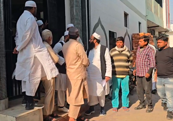 मुजफ्फरनगर में मस्जिद मोज्जिन के साथ दरोगा ने की मारपीट, वीडियो वायरल, कार्रवाई की मांग
