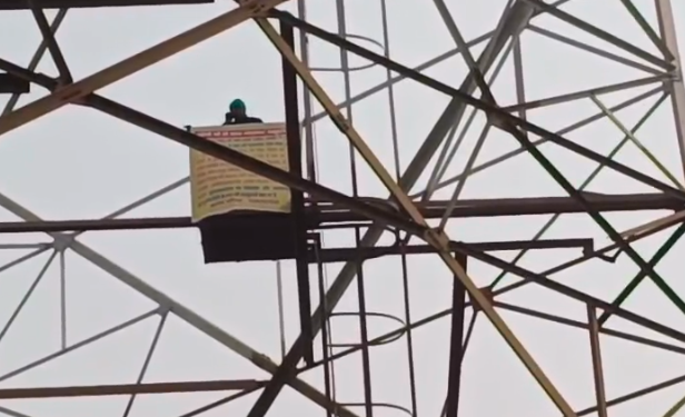 मुजफ्फरनगर में टावर पर चढ़ा युवक, न्यूमैक्स सिटी और प्रदूषण पर कार्यवाही की मांग