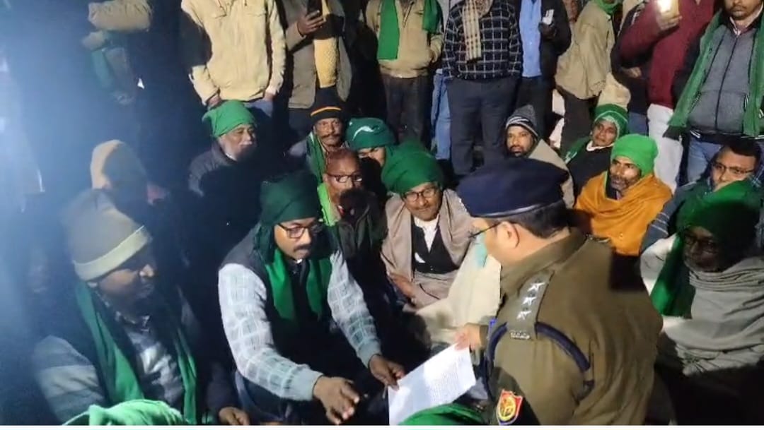 फर्रुखाबाद: दरोगा के व्यवहार से आहत भाकियू नेताओं ने किया कोतवाली का घेराव