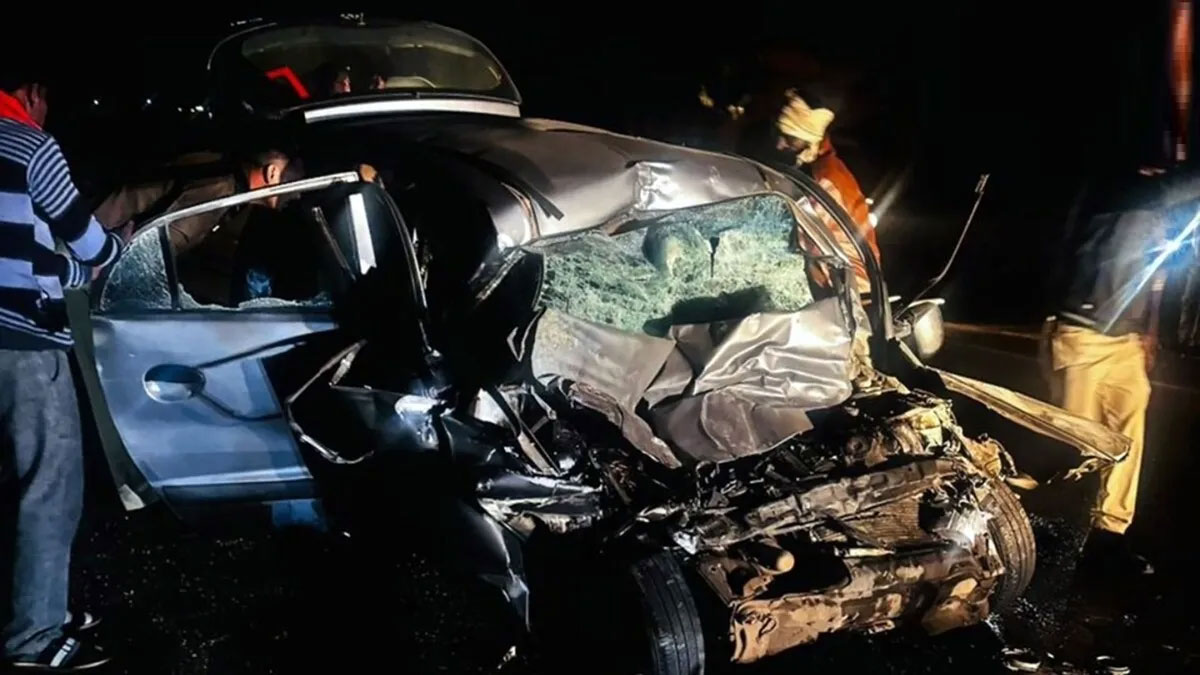 शाहगढ़ मार्ग पर भीषण टक्कर: तेज रफ्तार कार ट्रक से भिड़ी, परिवार के पांच लोगों की मौके पर दर्दनाक मौत