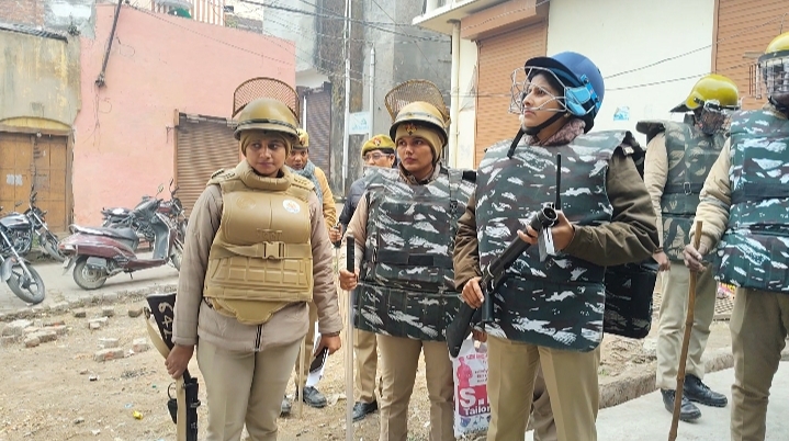 संभल में कड़ी सुरक्षा के बीच हुई कब्रिस्तान की पैमाइश, भूमि पर अवैध रूप से बने मिले 22 मकान और दुकान