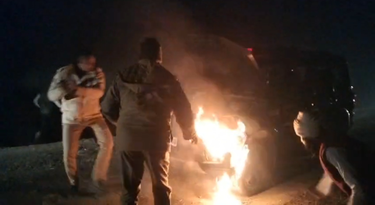 डायल 112 के वाहन में शॉर्ट सर्किट से लगी आग, ग्रामीणों की सूझबूझ से टला बड़ा हादसा