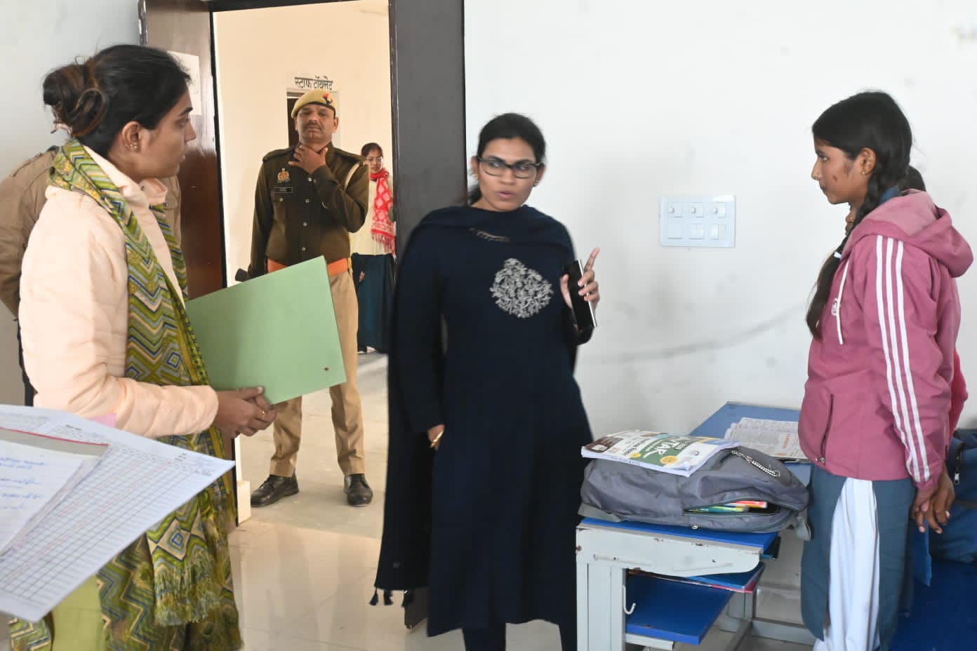 डीएम का सख्त रुख: अनुपस्थित शिक्षिकाओं का वेतन रोका