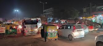 जालौन में बीच सड़क कार स्टंटबाजी, बस स्टैंड पर दौड़ाई तेज रफ्तार गाड़ी