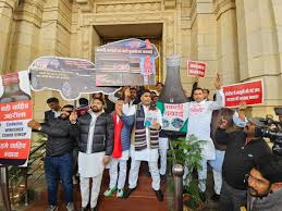 शीतकालीन सत्र : विधानसभा में कफ़ सिरप मामले को लेकर सपा का हंगामा..पोस्टर और होर्डिंग लेकर पहुंचे