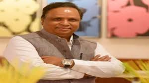 भाजपा मुंबई अध्यक्ष आशीष शेलार ने बूट पॉलिश करने वाले कर्मचारियों के जूते पॉलिश किए..श्रमिकों के प्रति सम्मान की तस्वीरें वायरल