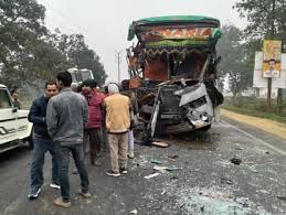 श्रावस्ती सड़क हादसा: दो निजी बसों में भीषण भिड़ंत, चालकों समेत 10 यात्री घायल